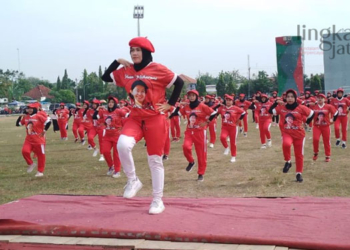 KOMPAK : DPC PDIP Blora secara kompak lakukan senam bersama Senam Cinta Tanah Air (Sicita) di Stadion Kridosono Blora pada Minggu, 4 September 2022. (Lilik Yuliantoro/Lingkarjateng.id)