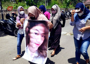 Korban Arisan Bodong di Rembang Desak Petugas Tangkap Pelaku 27 MENUNTUT: Para korban arisan bodong di Rembang kembali mendatangi petugas kepolisian untuk mengetahui perkembangan kasus yang melibatkan pelaku F. (R Teguh Wibowo/Lingkarjateng.id)