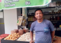 BERJUALAN: Ketua Paguyuban Pedagang Bumbon dan Sayur, Robert Wibowo saat ditemui di lapak daganganya di Pasar Johar Baru Semarang pada Jumat, 30 September 2022. (Adimungkas/Lingkarjateng.id)