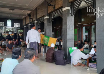 LELANG: Suasana lelang kelambu makam Syekh Ronggo Kusumo, Desa Ngemplak Kidul, Kecamatan Margoyoso, Kabupaten Pati pada Rabu, 7 September 2022. (Arif Febriyanto/Lingkarjateng.id)