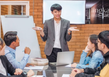 ILUSTRASI: Sekelompok pebisnis muda sedang berdiskusi. (Freepik @wut.anunai/Lingkarjateng.id)