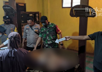 MENGEVAKUASI: Proses evakuasi penemuan mayat di sumur, Desa Wedarijaksa, Kecamatan Wedarijaksa, Kabupaten Pati pada Kamis, 15 September 2022 sore. (Istimewa/Lingkarjateng.id)