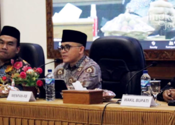 PEMAPARAN: Menpan RB, Abdullah Azwar Anas didampingi Bupati Blora, Arief Rohman saat memberikan pemaparan terkait reformasi birokrasi di Ruang Pertemuan Sekretariat Daerah (Setda) Blora pada Jumat, 23 September 2022. (Lilik Yuliantoro/Lingkarjateng.id)