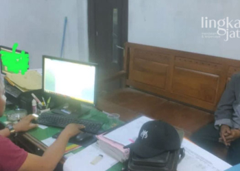 PEMERIKSAAN: Polsek Gemuh saat memeriksa NS, pelaku penipuan dengan modus bantu mutasi BPKB. (Istimewa/Lingkarjateng.id)