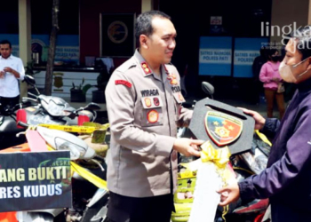 SIMBOLIS: Kapolres Kudus, AKBP Wiraga Dimas Tama menyerahkan barang bukti curanmor kepada pemilik motor dalam konferensi pers di Aula Sarja Arya Racana Polres Pati pada Senin, 26 September 2022. (Hasyim Asnawi/Lingkarjateng.id)
