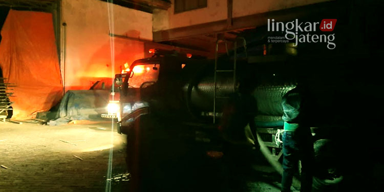 TERBAKAR: Petugas Damkar saat memadamkan kebakaran di pabrik pigura PT Belgindo Desa Mangunsari, Kecamatan Tegowanu, Kabupaten Grobogan pada Kamis, 15 September 2022 jam 19.30 malam. (Muhamad Ansori/Lingkarjateng.id)