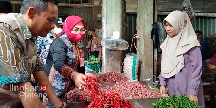 Pasca BBM Naik, Bupati Sumarni Tinjau Harga Bahan Pokok di Pasar Grobogan