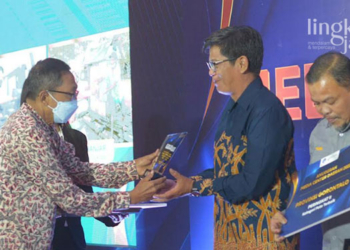 MEMBANGGAKAN: Kepala Dinkominfo Blora, Pratikto Nugroho hadir secara langsung di malam Anugerah Media Center Daerah 2022 dan menerima penghargaan dari Kemenkominfo pada beberapa waktu lalu. (Istimewa/Lingkarjateng.id)