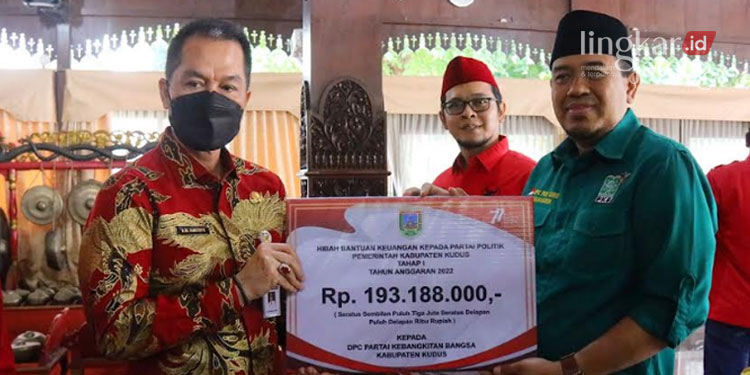 SIMBOLIS: Bupati Kudus HM Hartopo saat menyerahkan bantuan keuangan PKB di Pendopo Kabupaten Kudus pada Selasa, 6 September 2022. (Nisa Hafizhotus Syarifa/Lingkarjateng.id)