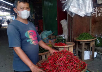 MENJAJAKAN: Binanto (43), pedagang relokasi Pasar Johar di Kawasan MAJT Semarang mengeluhkan daya beli masyarakat turun. (Adimungkas/Lingkarjateng.id)