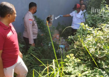 MENUNJUKKAN: Pihak kepolisian saat olah TKP menunjukkan lubang di belakang minimarket Kecamatan Batangan yang dibobol maling. (Istimewa/Lingkarjateng.id)