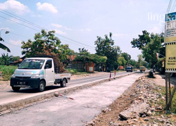 MANGKRAK: Kondisi proyek pengerasan jalan di Jalan Provinsi, Brati-Klambu Kabupaten Grobogan tampak masih belum selesai pada Rabu, 14 September 2022. (Muhamad Ansori/Lingkarjateng.id)