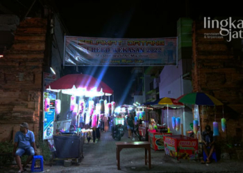 RAMAI: Suasana bazar UMKM peringatan Rebo Wekasan di Desa Jepang, Kecamatan Mejobo Kabupaten Kudus pada Rabu, 14 September 2022. (Hasyim Asnawi/Lingkarjateng.id)