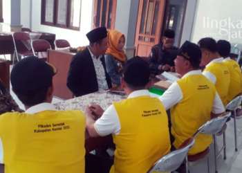 MENDAFTAR: Kepala Desa Petahana, Murtadho bersama istrinya, Siti Badriyah mendaftar sebagai cakon Kades Jatipurwo, Kecamatan Rowosari, Kabupaten Kendal pada Kamis, 15 September 2022. (Arvian Maulana/Lingkarjateng.id)