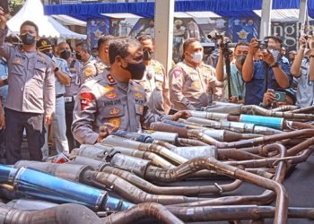 KONFERENSI PERS: Kapolda Jateng, Irjen Pol Ahmad Luthfi meninjau ribuan barang bukti knalpot brong di konferensi pers di depan gedung Ditlantas Polda Jateng pada Senin, 19 September 2022. (Mualim/Lingkarjateng.id)