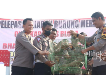 SIMBOLIS: Kapolres Blora, AKBP Fahrurozi melepaskan burung di Wisata Alam Puncak Serut di Desa Singonegoro, Kecamatan Jiken, Kabupaten Blora pada Selasa, 6 September 2022. (Lilik Yuliantoro/Lingkarjateng.id)