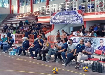 MENYAKSIKAN: Suasana kemeriahan AHY Cup 2022 di GOR Pesantenan Pati pada Selasa, 6 September 2022. (Arif Febriyanto/Lingkarjateng.id)