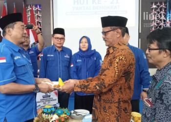 SYUKURAN: DPD Partai Demokrat Provinsi Jawa Tengah menggelar syukuran merayakan HUT ke-21 Partai Demokrat di Kantor DPD Partai Demokrat, Kelurahan Karangrejo, Kecamatan Gajahmungkur, Kota Semarang pada Jumat, 9 September 2022 pukul 14.00 WIB. (Mualim/Lingkarjateng.id)