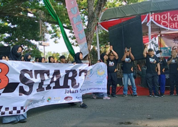 JALAN SEHAT: Peserta jalan sehat sambut Muktamar ke-48 Muhammadiyah di depan pendopo Kabupaten Grobogan pada Minggu, 11 September 2022. (Muhamad Ansori/Lingkarjateng.id)