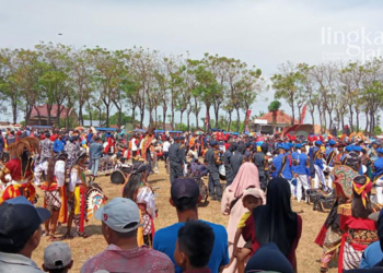 KARNAVAL: Penampilan Marching Band dari Semarang memeriahkan karnaval haul Syekh Ronggo Kusumo di Desa Ngemplak Kidul, Kecamatan Margoyoso, Kabupaten Pati pada Rabu, 7 September 2022. (Arif Febriyanto/Lingkarjateng.id)