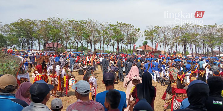 KARNAVAL: Penampilan Marching Band dari Semarang memeriahkan karnaval haul Syekh Ronggo Kusumo di Desa Ngemplak Kidul, Kecamatan Margoyoso, Kabupaten Pati pada Rabu, 7 September 2022. (Arif Febriyanto/Lingkarjateng.id)