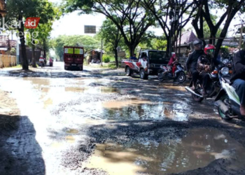 RUSAK PARAH: Pengguna sepeda motor menghindari lubang di jalan Jakenan-Winong, turut Desa Glonggong, Kecamatan Jakenan, Kabupaten Pati pada Selasa, 27 September 2022. (Arif Febriyanto/Lingkarjateng.id)