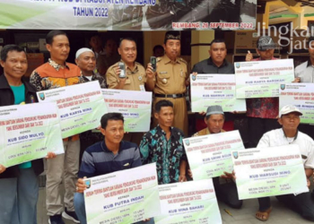 BERPOSE: Bupati Rembang, Abdul Hafidz bersama perwakilan kelompok nelayan yang menerima bantuan sarpras pendukung penangkapan ikan di halaman kantor Dinlutkan Rembang pada Senin, 26 September 2022. (R Teguh Wibowo/Lingkarjateng.id)