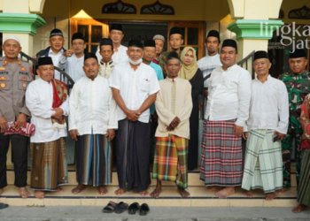 SAFARI SUBUH: Bupati Blora, Arief Rohman (kelima dari kanan) saat mengikuti Safari Subuh di Masjid At–Taqwa, Dukuh Temuireng, Desa Pengkoljagong, Kecamatan Jati, Kabupaten Blora pada Jumat, 2 September 2022. (Dok. Prokompim Blora/Lingkarjateng.id)