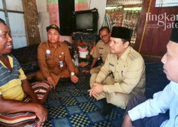 MENINJAU: Camat Dukuhseti, Agus Sunarko beserta tim mengunjungi keluarga Saiman yang tinggal di rumah tak layak huni di Desa Banyutowo, Kecamatan Dukuhseti, Kabupaten Pati. (Istimewa/Lingkarjateng.id)