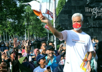 MERIAH: Gubernur Jawa Tengah, Ganjar Pranowo saat melepas peserta jalan sehat di depan kantor Gubernur Jateng pada Minggu, 11 September 2022. (Istimewa/Lingkarjateng.id)