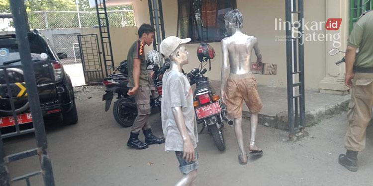 Satpol PP Pati Kembali Amankan Manusia Silver, Ada yang Tunawicara