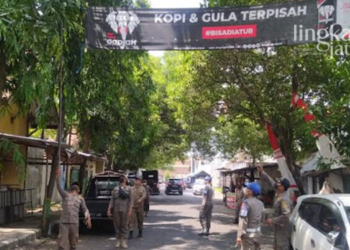 MENERTIBKAN: Anggota Satpol PP Pati melakukan pencopotan banner yang tak sesuai aturan di Kabupaten Pati pada Senin, 12 September 2022. (Istimewa/Lingkarjateng.id)