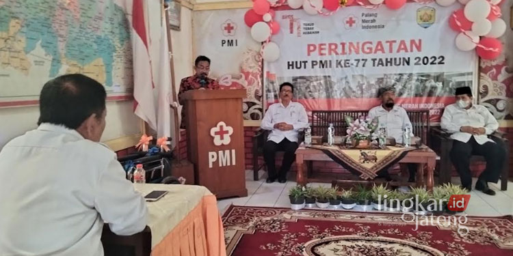 MENYAMPAIKAN: Ketua PMI Grobogan, Sumarsono saat memberikan sambutan dalam rangka HUT PMI di Aula PMI Grobogan pada Kamis, 22 September 2022. (Muhamad Ansori/Lingkarjateng.id)