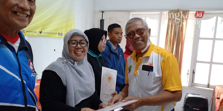 MENYERAHKAN: Ketua KONI Kabupaten Blora, Hery Sutiyono memberikan tali asih kepada para atlet dan pelatih berprestasi dalam peringatan Hari Olahraga Nasional (Haornas) pada Jumat, 9 September 2022. (Dok. Pemkab Blora/Lingkarjateng.id)