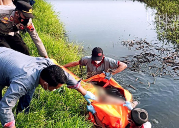 EVAKUASI: Tim Polsek Karangtengah mengevakuasi jenazah wanita yang ditemukan mengambang di Sungai Tulung, Desa Wonokerto Kecamatan Karangtengah, Kabupaten Demak pada Senin, 26 September 2022. (Tomi Budianto/Lingkarjateng.id)