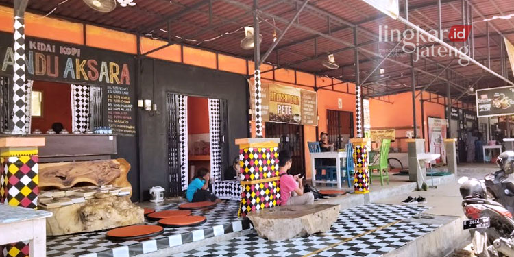 Sepi Pengunjung, Pedagang di Pusat Kuliner Purwodadi Grobogan Pilih Gulung Tikar 25 BERDAGANG: Suasana sejumlah kios di Pusat Kuliner Purwodadi, Grobogan pada Minggu 18 September 2022. (Muhamad Ansori/Lingkarjateng.id)