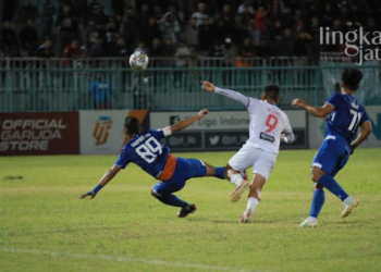 BERDUEL: Tim Persipa Pati melawan PSCS Cilacap saat bertanding di Stadion Wijaya Kusuma, Cilacap pada Senin, 5 September 2022 petang. (Aziz Afifi/Lingkarjateng.id)