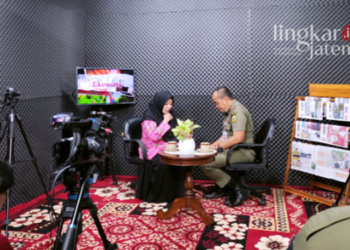 Solutif dan Terpercaya, Lingkar TV Launching Program Bedah Opini 31 BEDAH OPINI: Pimred Koran Lingkar, Nailin RA dan Ketua Satpol PP Pati Sugiono di edisi perdana program Bedah Opini. (Dok. Lingkar TV/Lingkarjateng.id)
