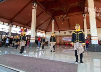 MEMUKAU: Penampilan dari salah satu grup kesenian di acara Tembiring Creative Fun Demak pada Minggu, 11 September 2022. (Tomi Budianto/Lingkarjateng.id)