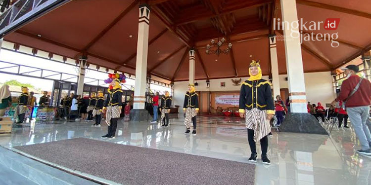 MEMUKAU: Penampilan dari salah satu grup kesenian di acara Tembiring Creative Fun Demak pada Minggu, 11 September 2022. (Tomi Budianto/Lingkarjateng.id)