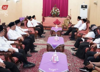 TERTIB: Rektor IAIN Kudus beserta para pimpinan kampus melakukan audiensi kepada Bupati Hartopo di Pendopo Kabupaten Kudus. (Hasyim Asnawi/Lingkarjateng.id)