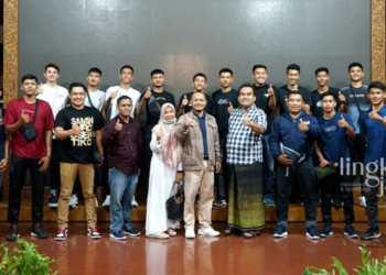 SEMANGAT: Bupati Blora, Arief Rohman menerima kunjungan kontingen Klub Jati Mustika di Pendopo Bupati pada Kamis, 22 September 2022 malam. (Dok. Pemkab Blora/Lingkarjateng.id)