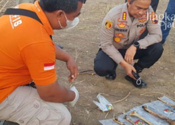 OLAH TKP: Kapolrestabes Semarang, Kombes Pol.Irwan Anwar saat mengecek temuan tulang dari bagian mayat terbakar di kawasan Marina, Kota Semarang pada Rabu, 14 September 2022. (Istimewa/Lingkarjateng.id)