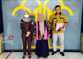 PENAHANAN: Tersangka tindak pidana korupsi APBDS, SM yang menjabat sebagai Ketua TPK Desa Jetaksari, Kecamatan Pulokulon, Kabupaten Grobogan akan dimasukkan Lapas Kelas II B Purwodadi pada Rabu, 28 September 2022. (Muhamad Ansori/Lingkarjateng.id)