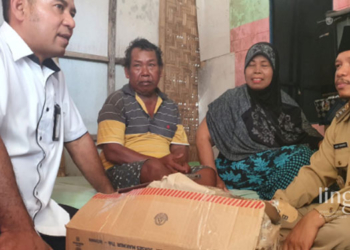 Tinjau Langsung Kondisi Mbah Saiman di Pati, Kemensos Janjikan Program Pemberdayaan 31 MENINJAU: Pekerja Sosial Muda Sentra Margo Laras Kemensos Pati, Wahyu Sri Pamarto Putro (kiri) bersama Camat Dukuhseti, Agus Sunarko (kanan) saat meninjau kondisi Mbah Saiman di Desa Banyutowo, Kecamatan Dukuhseti, Kabupaten Pati. (Istimewa/Lingkarjateng.id)