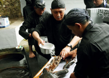 MENCUCI: Pengurus Yayasan Masjid dan Makam Sunan Muria (YM2SM) tengah melakukan guyang cekathak atau mencuci pelana kuda peninggalan Sunan Muria di Sendang Rejoso, Desa Colo, Kecamatan Dawe, Kabupaten Kudus pada Jumat, 30 September 2022. (Hasyim Asnawi/Lingkarjateng.id)