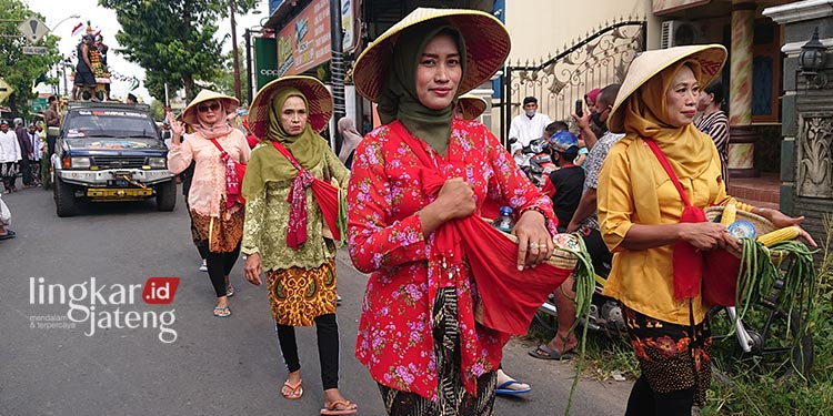 Tradisi Rebo Wekasan, Warga Kudus Kirab Air Salamun dan Gunungan