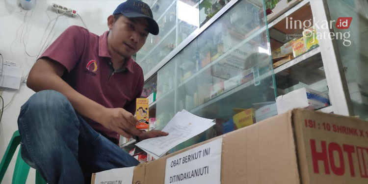 ILUSTRASI: Apoteker sekaligus pemilik Apotek Senawi, Husna Andi Rahman menunjukkan obat yang masuk daftar larangan untuk dijual oleh BPOM. (R. Teguh Wibowo/Lingkarjateng.id)