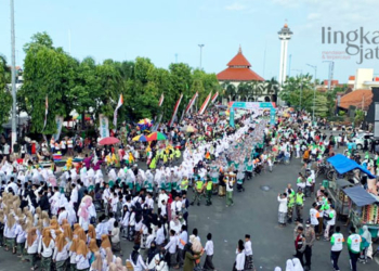 TUMPAH RUAH: Sebanyak 25 ribu santri berkumpul di Alun-Alun Simpah Tujuh Kudus untuk mengikuti Mlampah Sareng Santri pada Minggu, 30 Oktober 2022. (Hasyim Asnawi/Lingkarjateng.id)