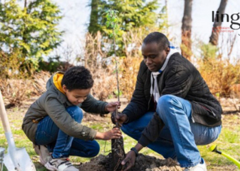 MENANAM: Potret keluarga menanam tanaman pangan untuk menerapkan gaya hidup berkelanjutan di rumah. (Sumber: Freepik @freepik/Lingkarjateng.id)